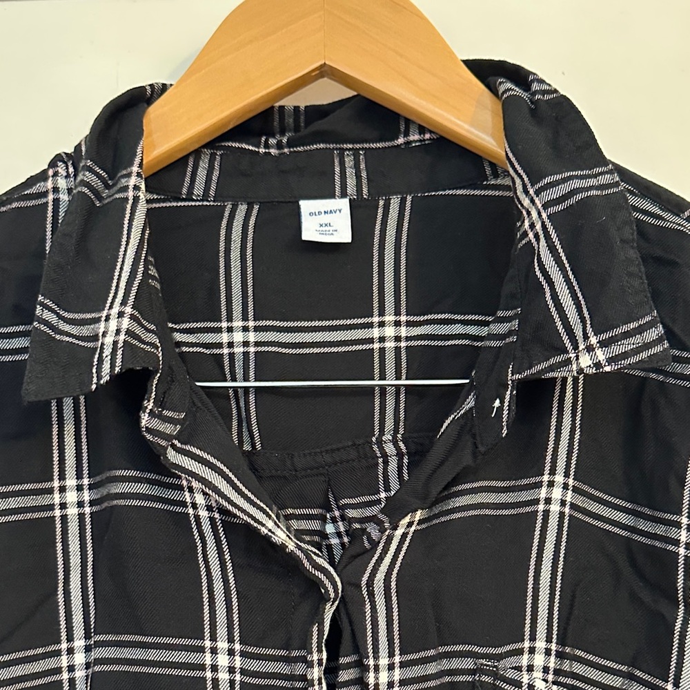 Old Navy Black and White Plaid Women's Button Down Shirt - Picture 4 of 5